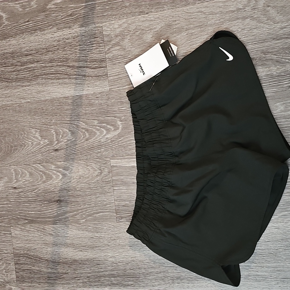 NIKE Womens Linerless Shorts. Nwts Sz XS Shorts! Black And White!!